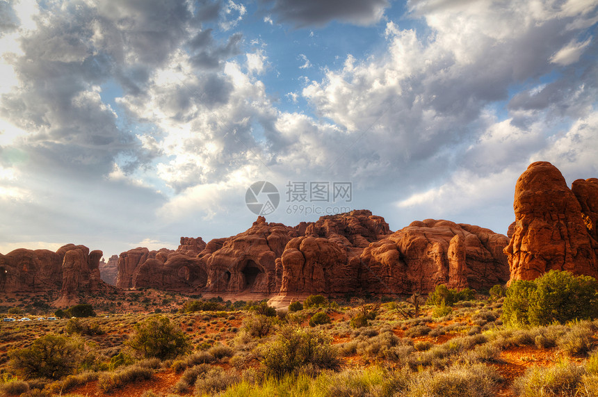 美国犹他州阿切斯国家公园风景地形砂岩石头全景公园旅行荒野编队橙子天空图片