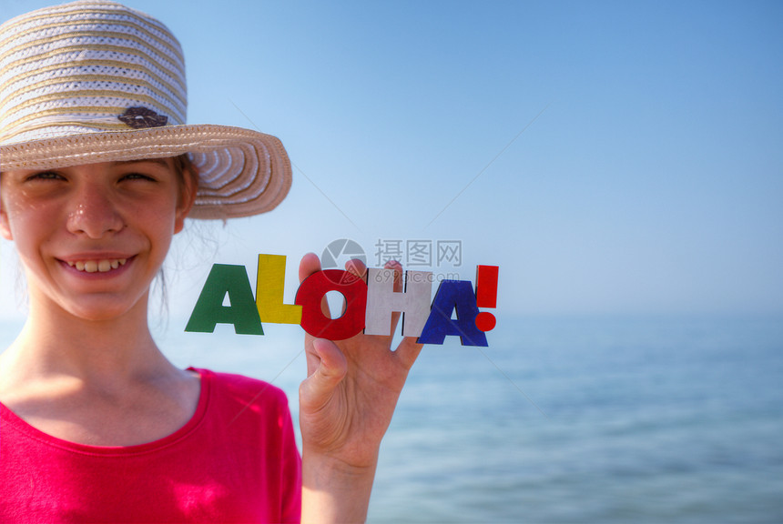 海滩上的少女青少年游客文化快乐微笑假期问候语字母女孩阳光图片