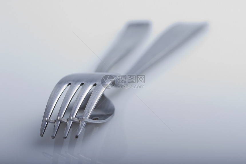 两个叉子用餐白色环境午餐桌子刀具黑色厨房银器菜单图片