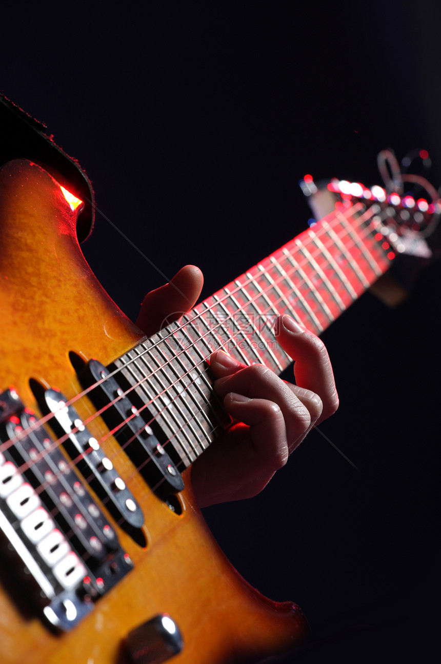 吉他手在舞台上行动男士乐器乐趣娱乐派对夜生活音乐会设备音乐家人类图片