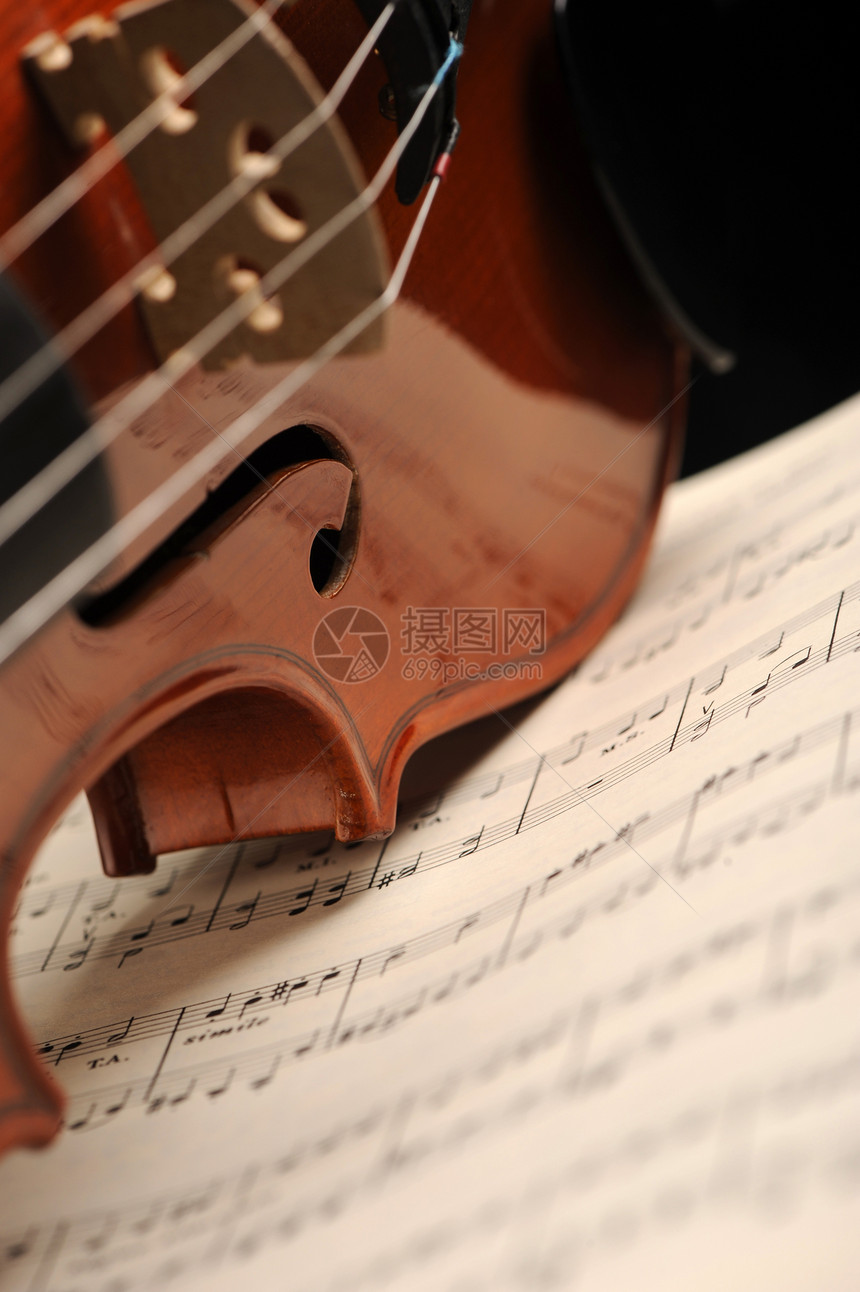 乐谱上小提琴最优美的一拍活动红色风格交响乐团演艺木头乐器音乐会音乐图片