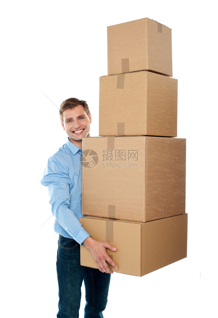 长着一大堆箱子的帅男男子服装快乐成人青年包装盒子白色工作纸板男人图片
