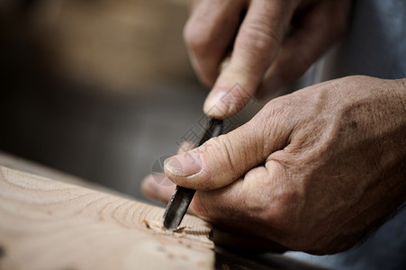 工匠的手木头爱好热情精神工艺工作浮雕雕刻工具生产背景图片