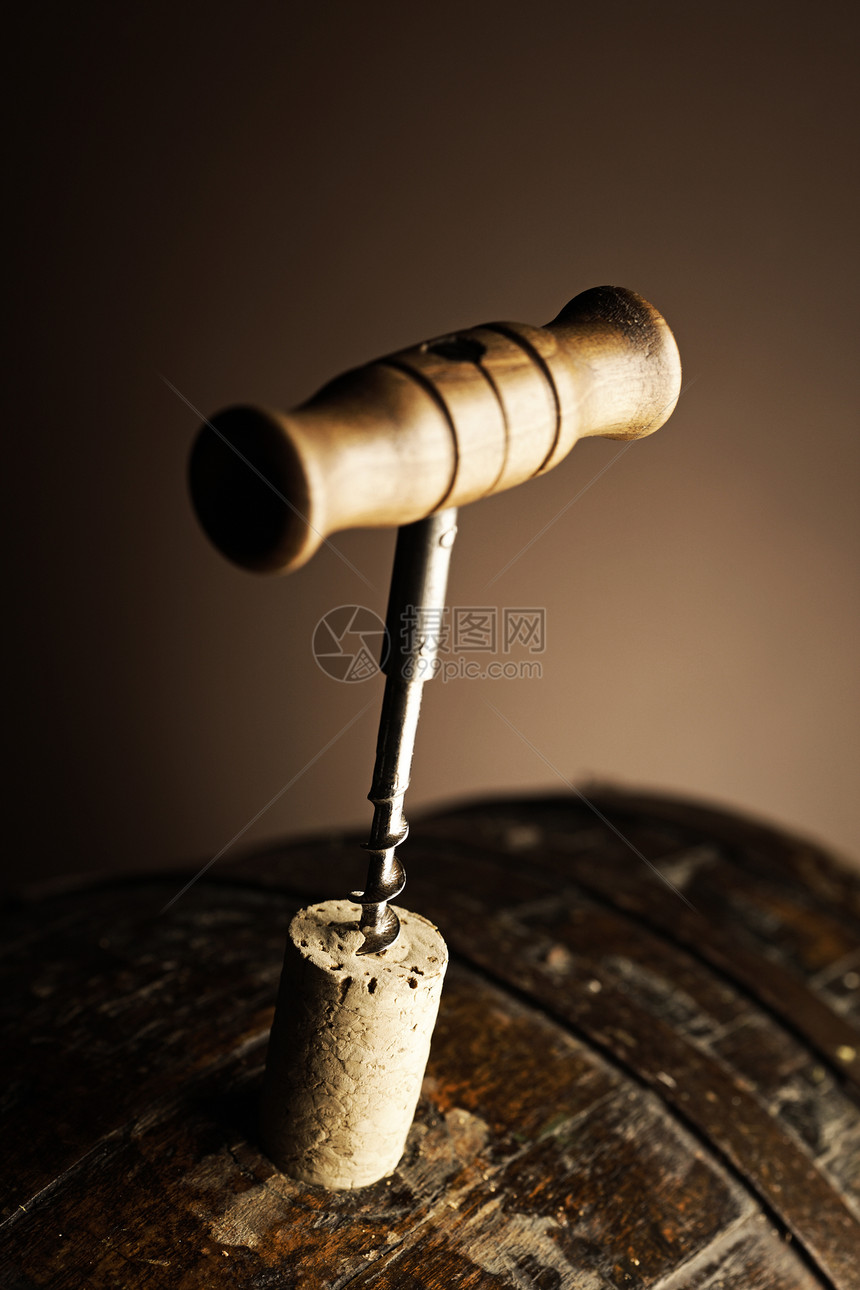 开瓶器和木桶酒精木头古董软木酒窖摄影金属橡木酒桶图片