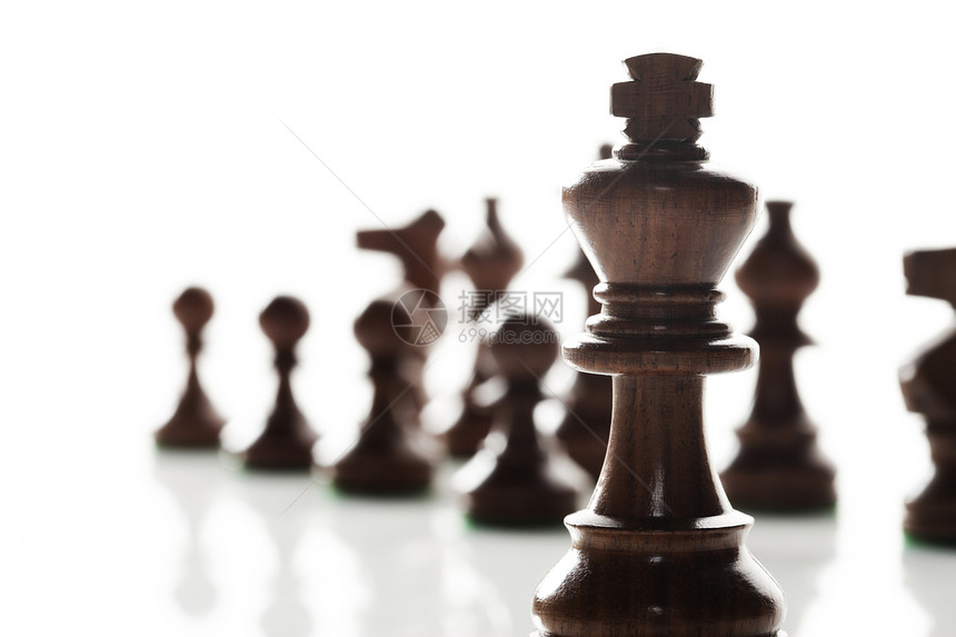 象棋王和背景中的其他棋子 球场深度低图片