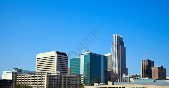 上午在奥马哈市中心蓝色建筑学建筑旅行天空网元摩天大楼城市全景背景图片