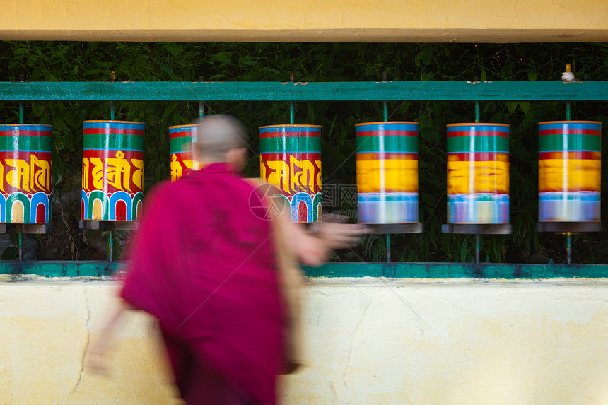 在McLeod Ganj的佛教和尚旋转祈祷车轮复合体宗教考拉佛教徒图片