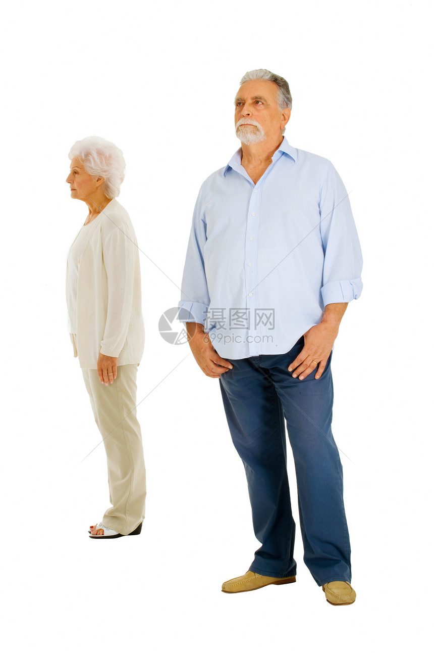分居的老年夫妇白色女士休闲装牛仔裤成年人男人夫妻胡须图片