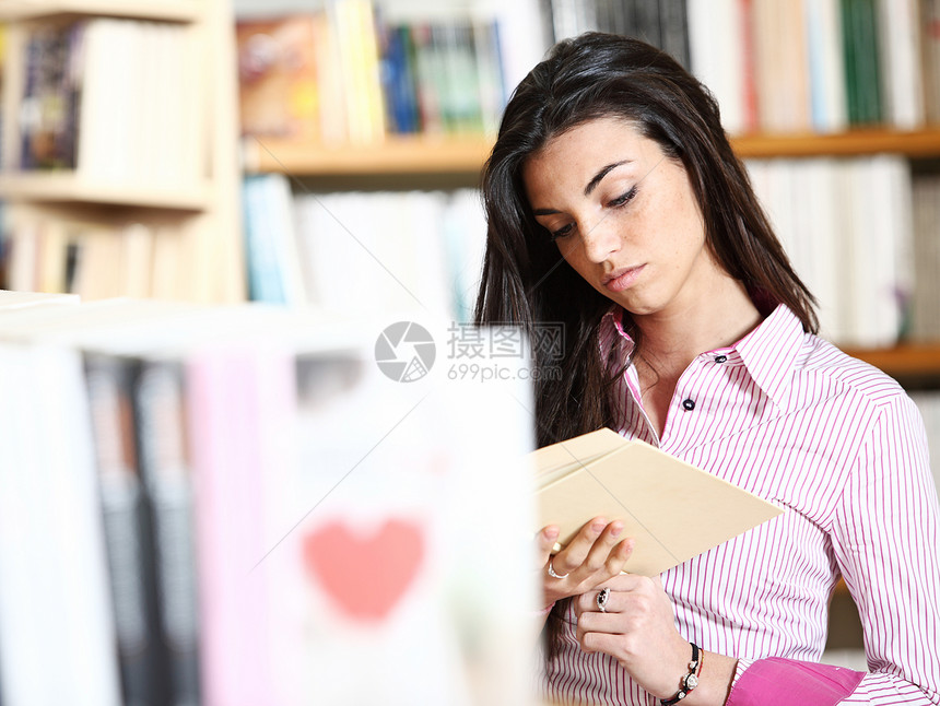 女学生在图书馆读书的情况学习书架青年校园女孩书店青少年教育大学店铺图片