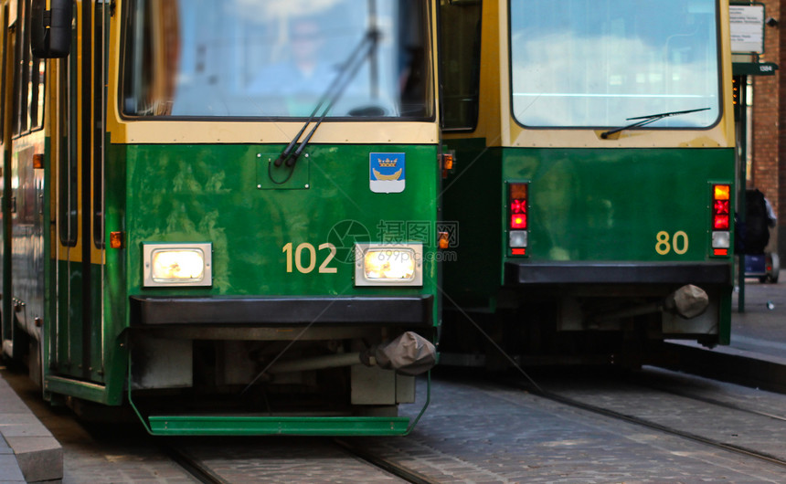 芬兰首都赫尔辛基的绿色电车Green traam有轨电车建筑交通电缆旅行民众街道车辆通勤者城市图片