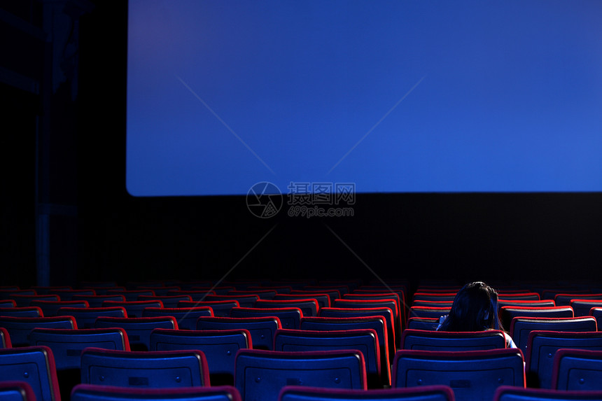 最后 你的女人独自一人 坐在一个空的电影院里图片