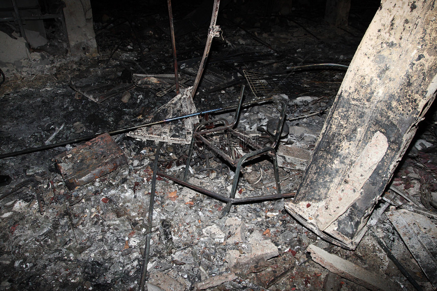 火灾后 在商场里房子腐烂烧伤遗迹状况危险木炭衰变黑色图片