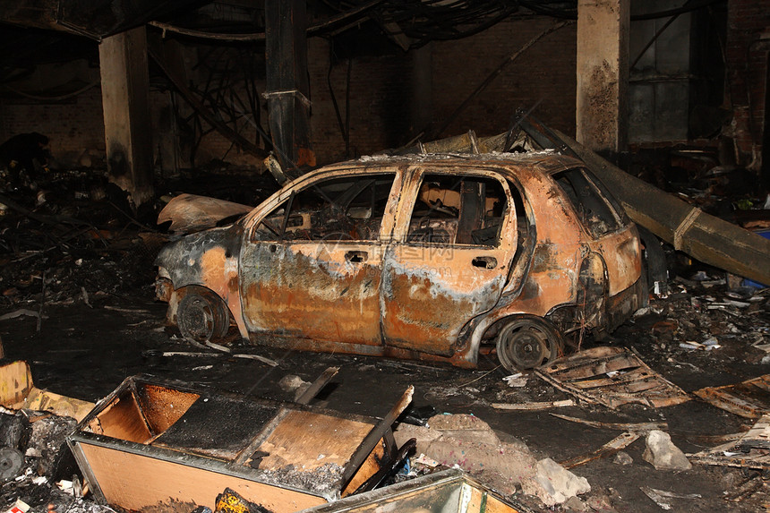 火灾后 在商场里黑色汽车垃圾房子状况腐烂危险遗迹衰变烧伤图片