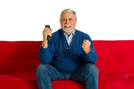 老人在沙发上 有电视遥控器家庭生活胡须热情老年遥控白色红色休闲装牛仔裤背景图片