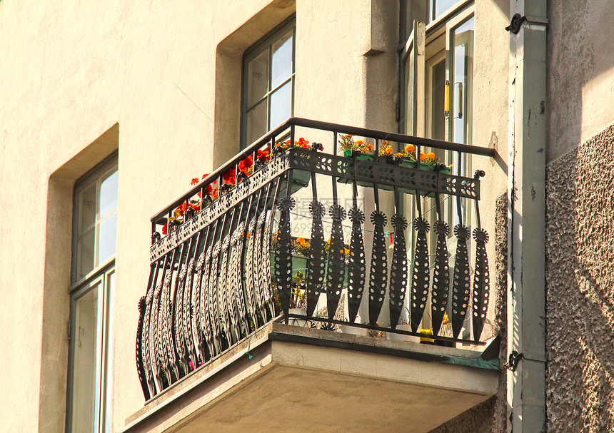 混凝土建筑上鲜花和钢棍的秃头住宅房子花盆木头甲板建筑学露台公寓栏杆景观图片
