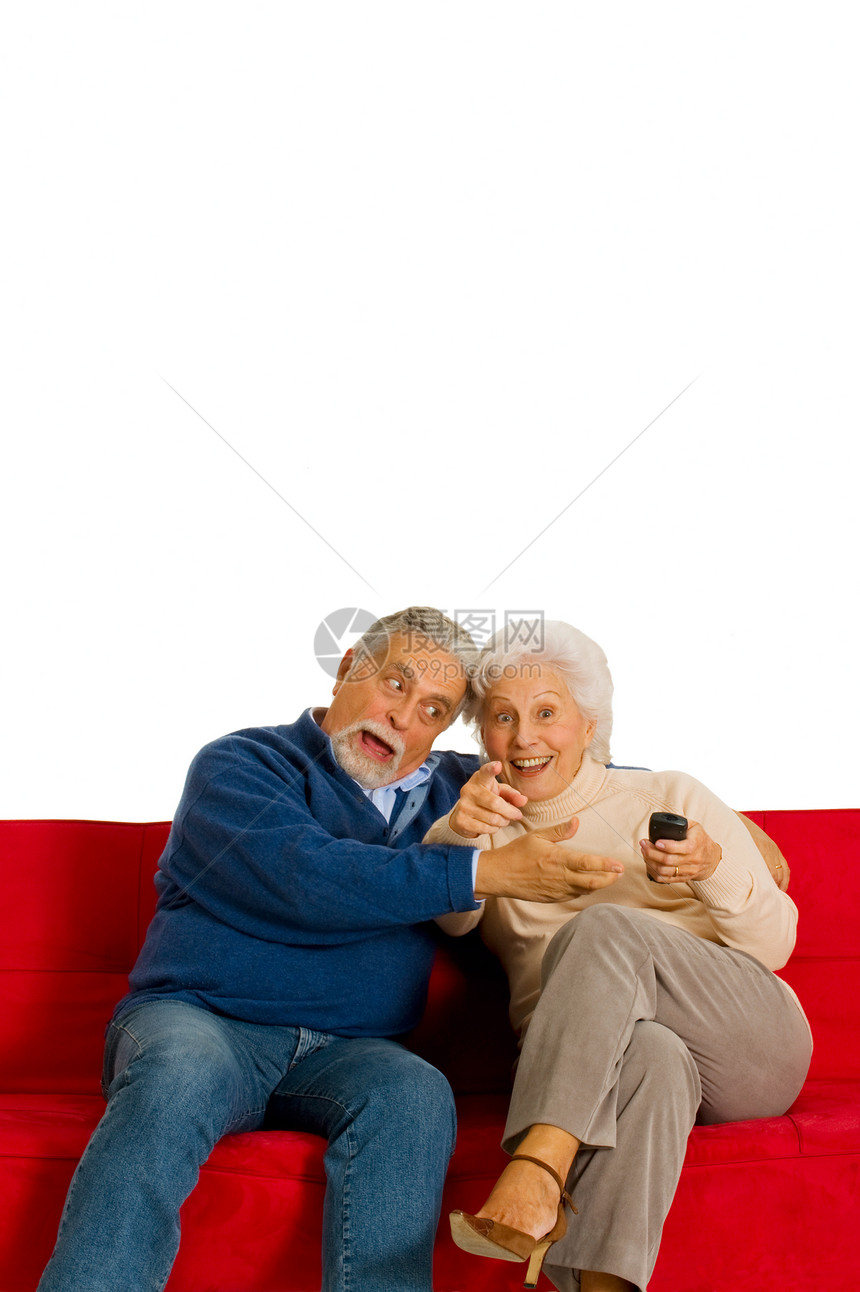 沙发上有电视遥控控制机的老夫妇在沙发上成年人家庭生活老年女士拥抱夫妻遥控胡须男人牛仔裤图片