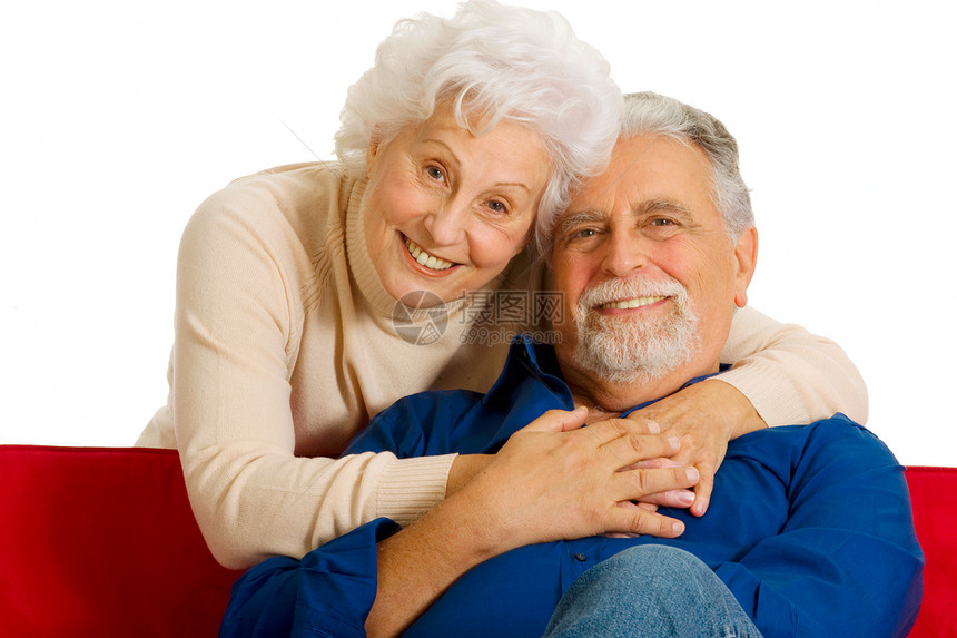 一对快乐的老夫妇的肖像男人胡须沙发微笑幸福白色老年成年人家庭生活夫妻图片
