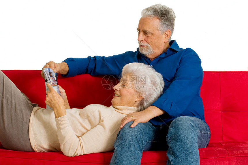 在沙发上看杂志的老夫妇图片