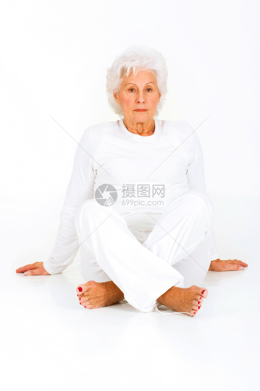 坐在地上年长妇女样子老年运动装白色赤脚图片