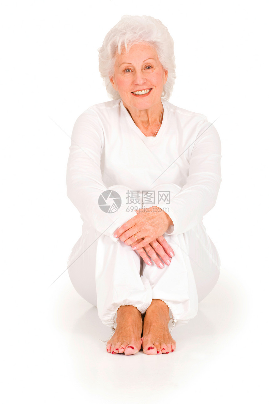 坐在地上年长妇女赤脚微笑幸福老年运动装白色图片
