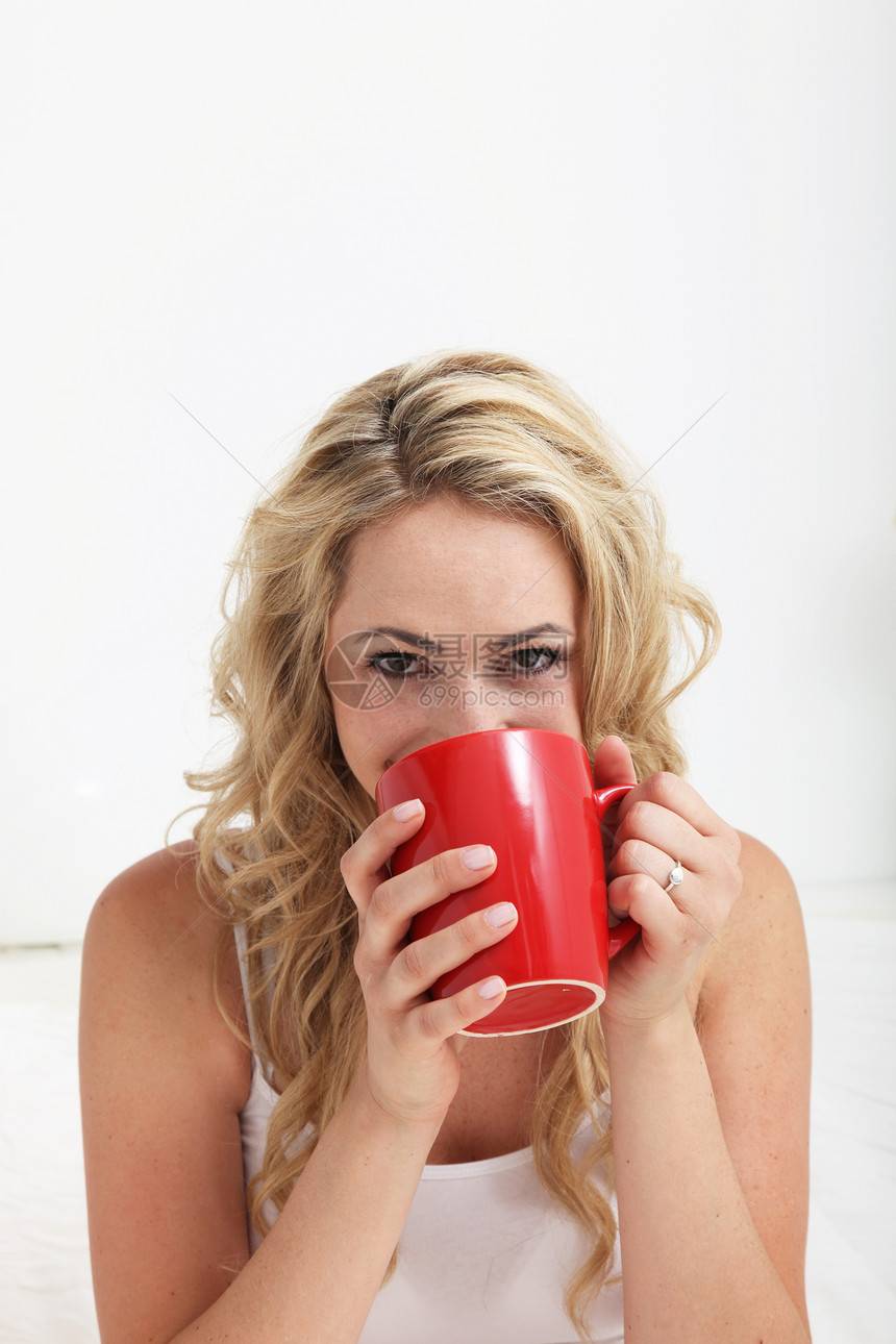 带着微笑的双眼的女人 喝着咖啡图片