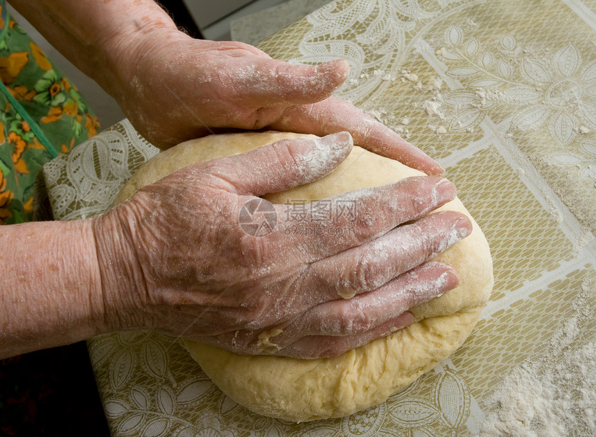 达多面团面粉食物女士糕点厨师面包桌子烹饪家务图片