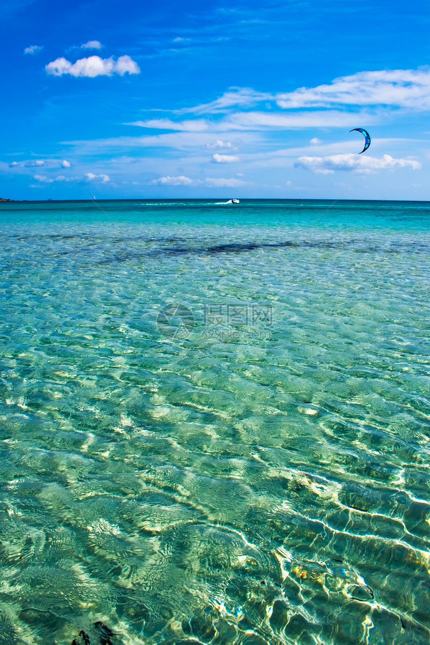 美丽的海洋旅游蓝色支撑风筝假期享受冲浪海浪太阳风景图片