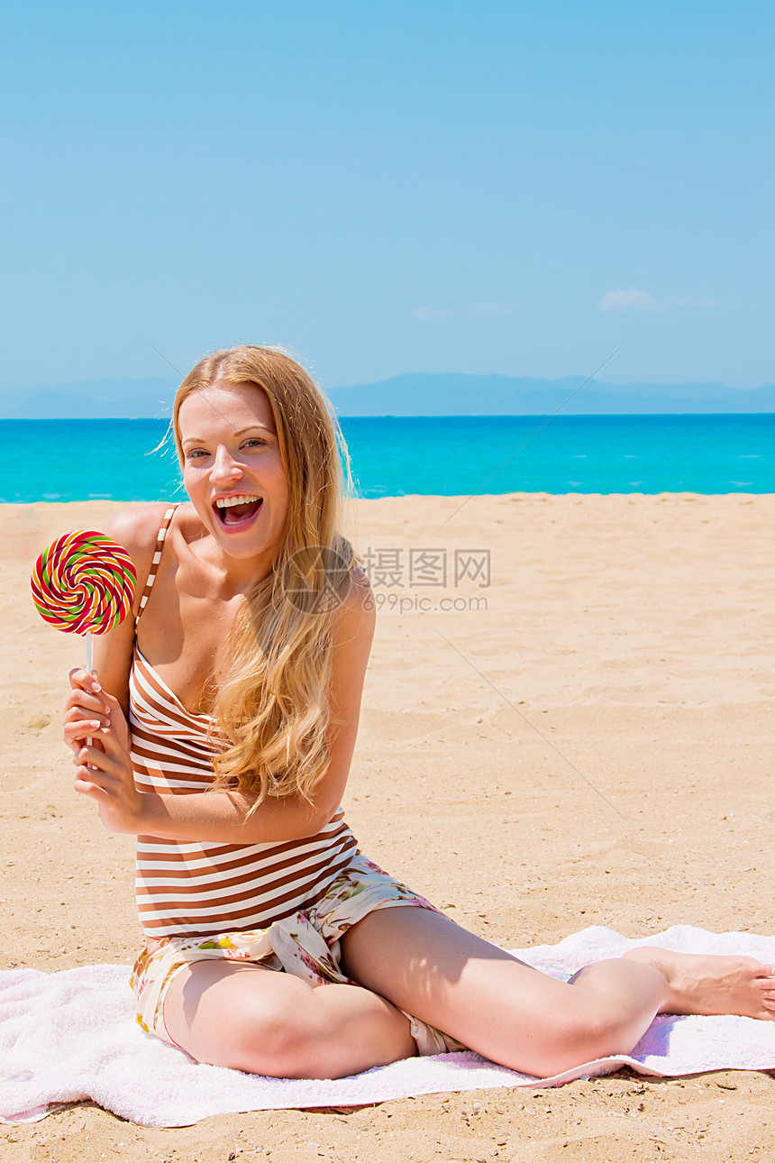 配棒棒棒棒糖的妇女气候海岸线身体海滩天空小吃游泳衣假期乐趣热带图片