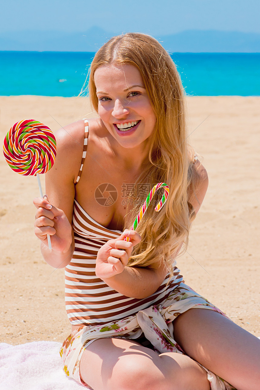 配棒棒棒棒糖的妇女小吃假期游泳衣热带身体糖果海滩季节黄色乐趣图片