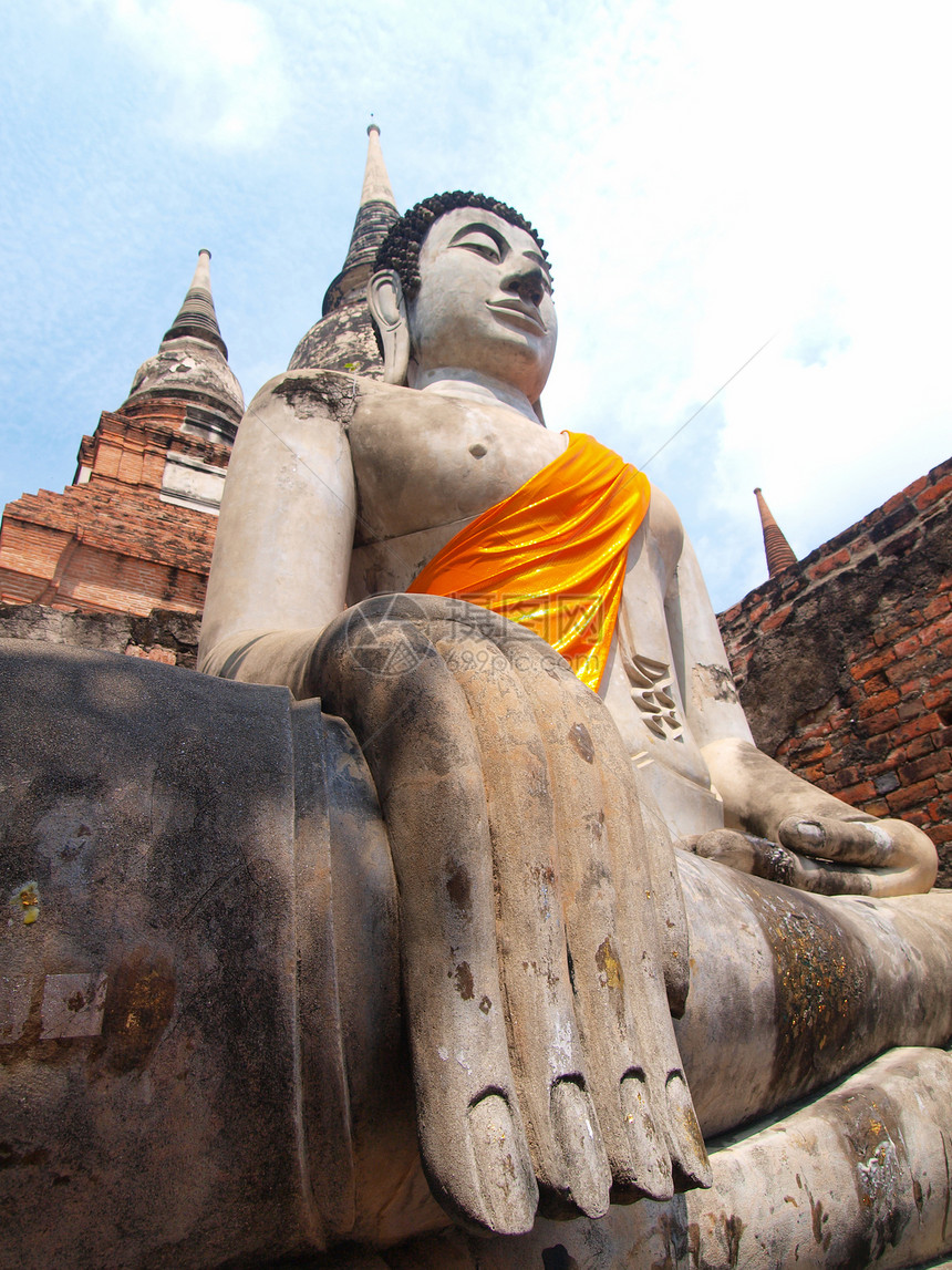泰国的佛像建筑天空精神历史性信仰遗产佛教徒雕像寺庙佛塔图片