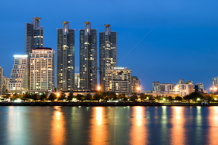 晚上在曼谷市中心市中心 夜里有天线的反射 邦克住宅旅行景观摩天大楼办公室财产公园高楼天空商业图片