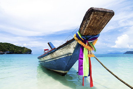 泰国Samui岛沙滩上坐着长尾船尾巴海滩岩石海景娱乐天堂运输海洋热带海岸背景图片