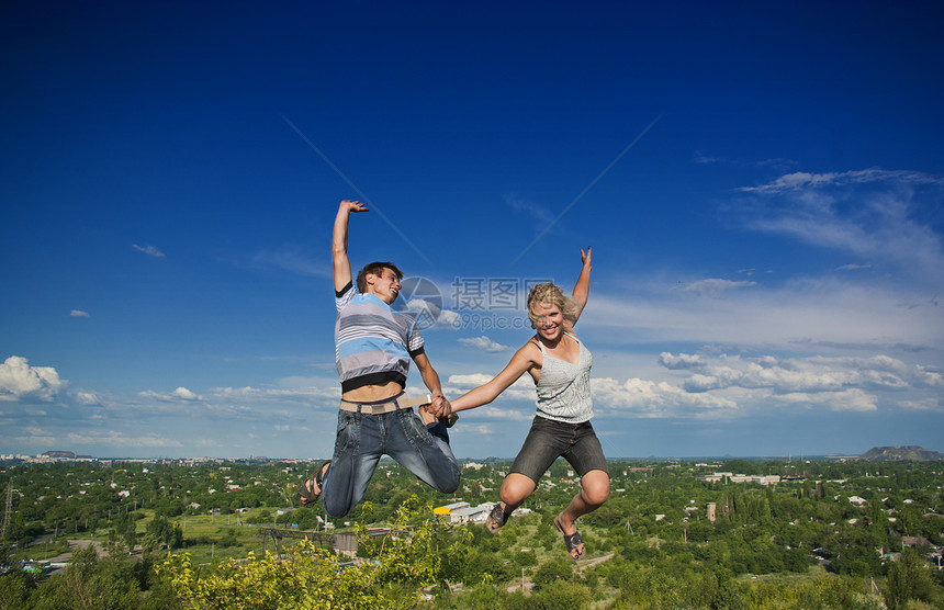 男孩与女孩跳跃全景场地男人男生天空乐趣微笑蓝色太阳城市图片