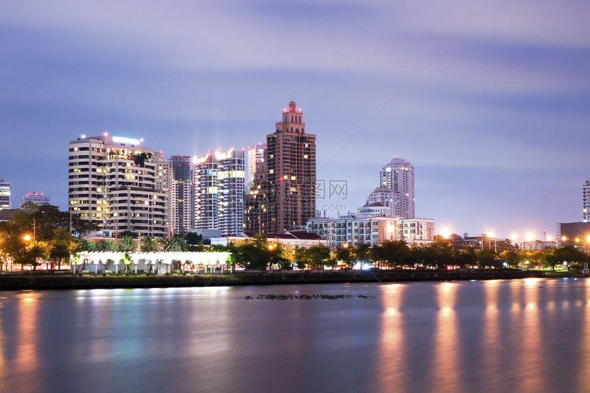 晚上在曼谷市中心市中心 夜里有天线的反射 邦克公园景观旅行阴影办公室摩天大楼财产公寓住宅城市图片