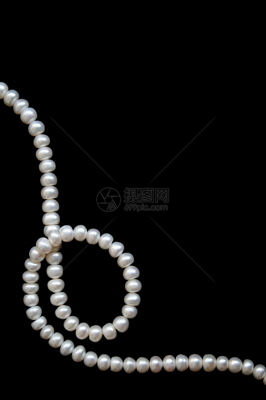 黑丝上的白珍珠象牙魅力光泽度项链首饰反射婚礼珠子礼物丝绸图片