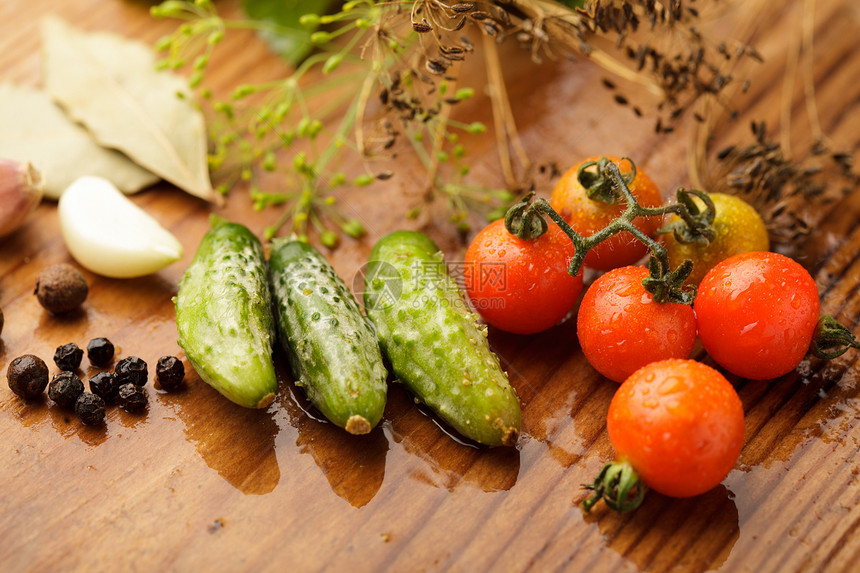 番茄和黄瓜瓶子胡椒粒装罐草本植物叶子静物玻璃蔬菜食物香料图片