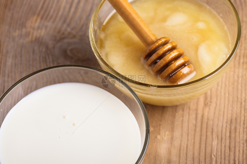 牛奶和蜂蜜温泉黄色金子食物化妆品甜点治疗玻璃产品盘子图片
