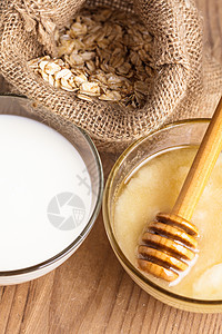 牛奶蜂蜜牛奶和蜂蜜盘子化妆品燕麦玻璃食物木头温泉治疗产品金子背景