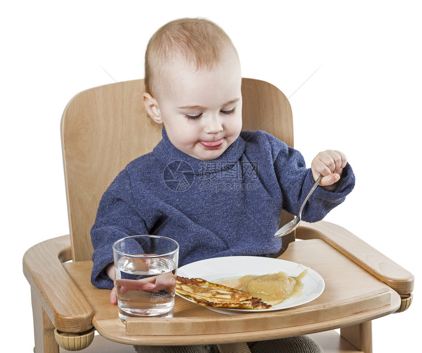 以高椅子吃饭的幼儿食物木头高脚椅儿童餐具营养品饮食木材勺子玻璃图片