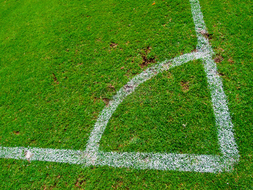 绿色足球场 从最上方的角踢场地运动地面小路体育场院子草地沥青环境角球图片