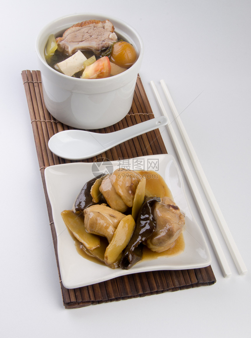 鸡肉汤和香草汤 在锅 中国食品风格午餐蔬菜盘子装饰品餐厅沙锅烹饪猪肉草本植物传统图片