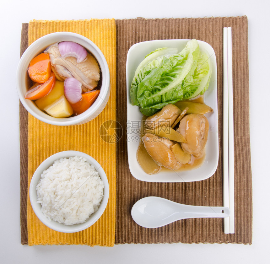 鸡肉汤和香草汤 在锅 中国食品风格草本植物用餐盘子装饰品午餐烹饪土豆萝卜格子饮食图片
