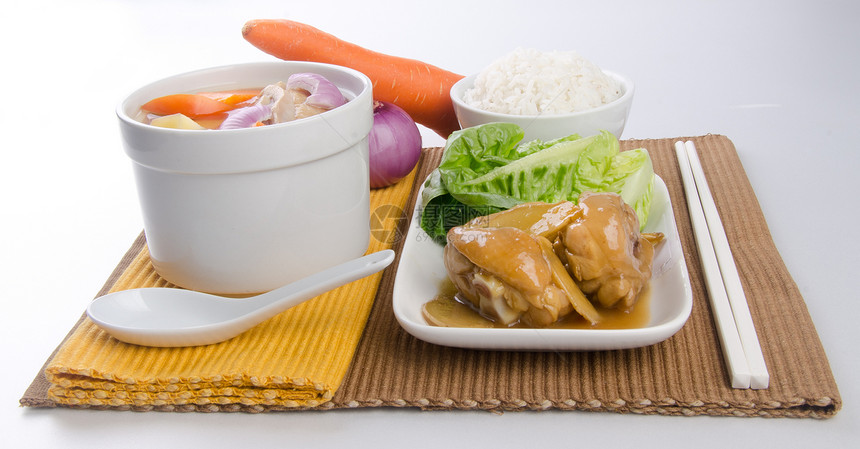 鸡肉汤和香草汤 在锅 中国食品风格草本植物午餐食物格子餐厅萝卜盘子饮食蒸汽装饰品图片