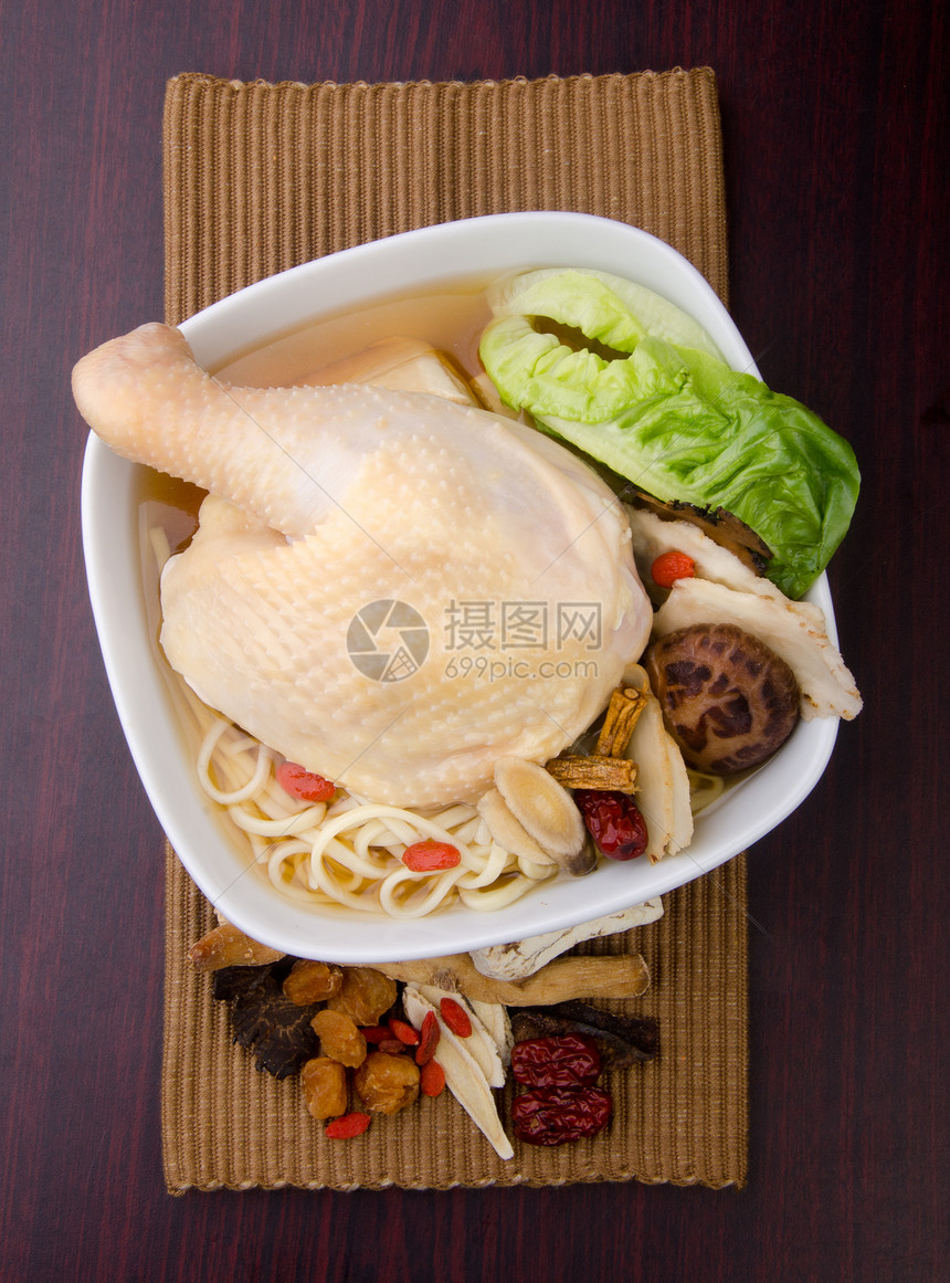 鸡面汤在背景上饮食面条烹饪美食蔬菜挂面盘子肉汤小酒馆菜单图片