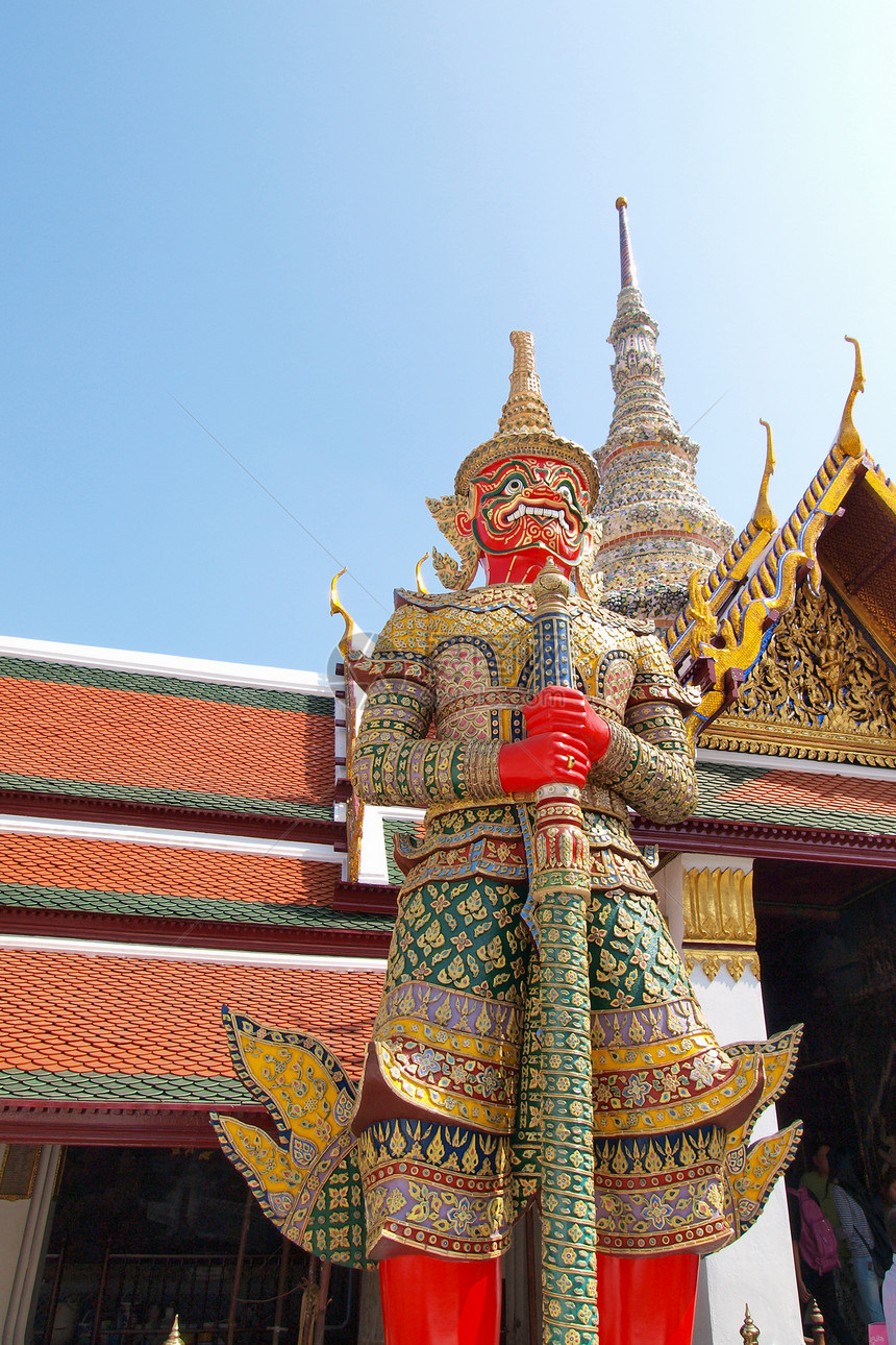泰国曼谷大宫的泰国恶魔Thai demon建筑学宗教奢华连体游客异国旅行佛教徒金子精神图片