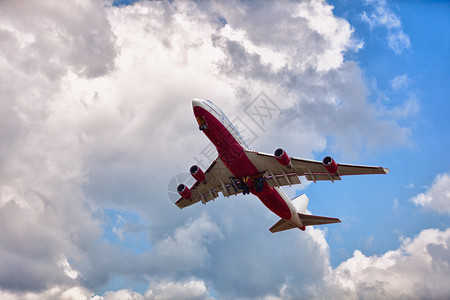 红色飞机大型客机航空齿轮旅行天空翅膀航空公司商业假期航班红色背景