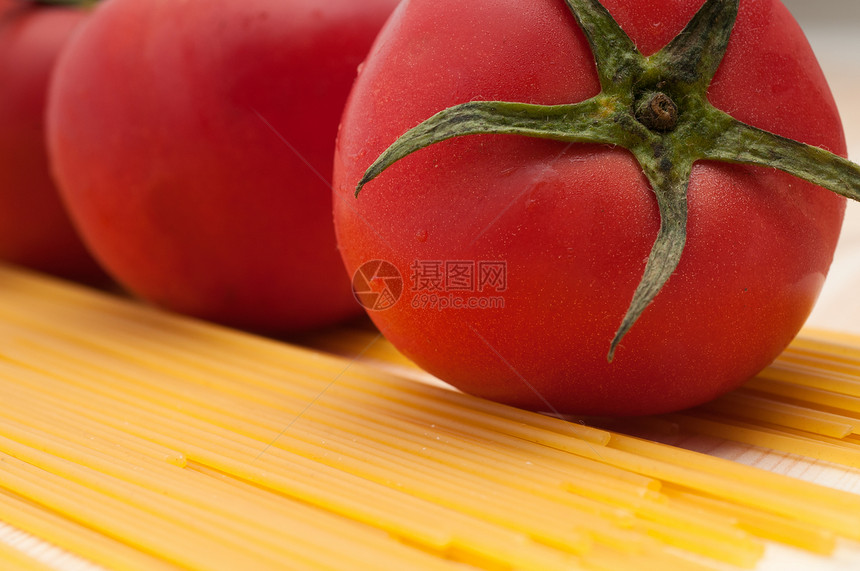 新鲜番茄和意大利面粉食谱营养食物美食午餐木头饮食蔬菜餐厅面条图片