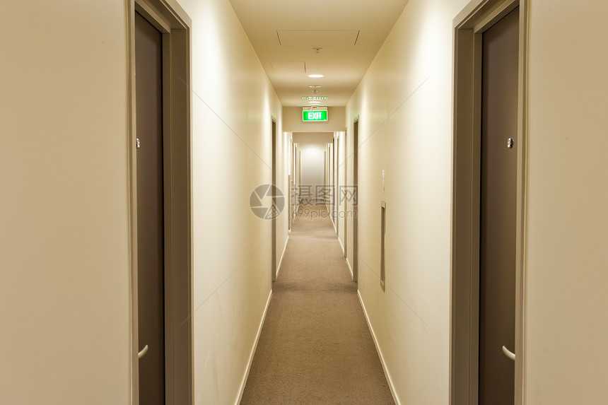 长走廊 有旅馆房间门和出境标志建筑学灯光墙壁指示牌酒店大厅天花板通道入口出口图片