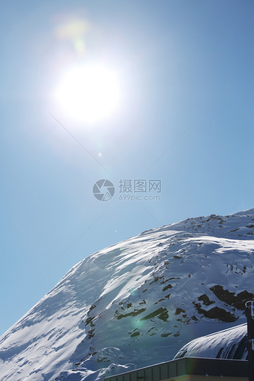 平面顶部远足蓝色冻结天空暴风雪风景滑雪单板阳光运动图片