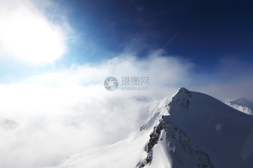 平面顶部单板冻结暴风雪高山运动冰川旅游远足天空爬坡图片